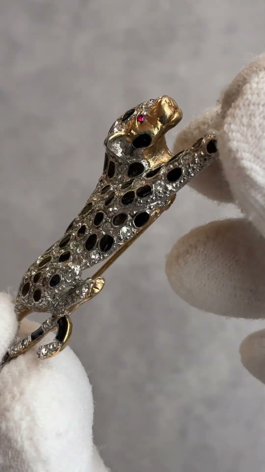 英国ヴィンテージ 豹モチーフ シルバートーンブローチ 静かな闘志を