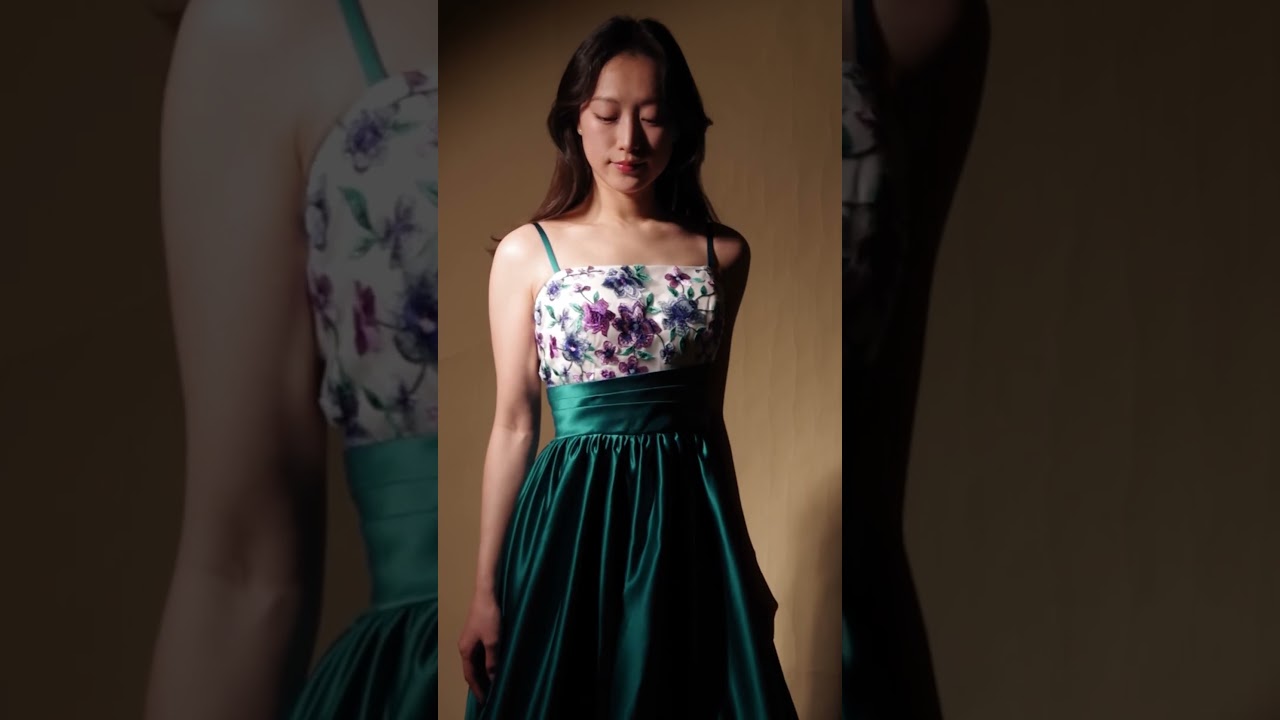 エメラルドグリーンタックサテン×胸元花柄模様の刺繍デザインの演奏会A