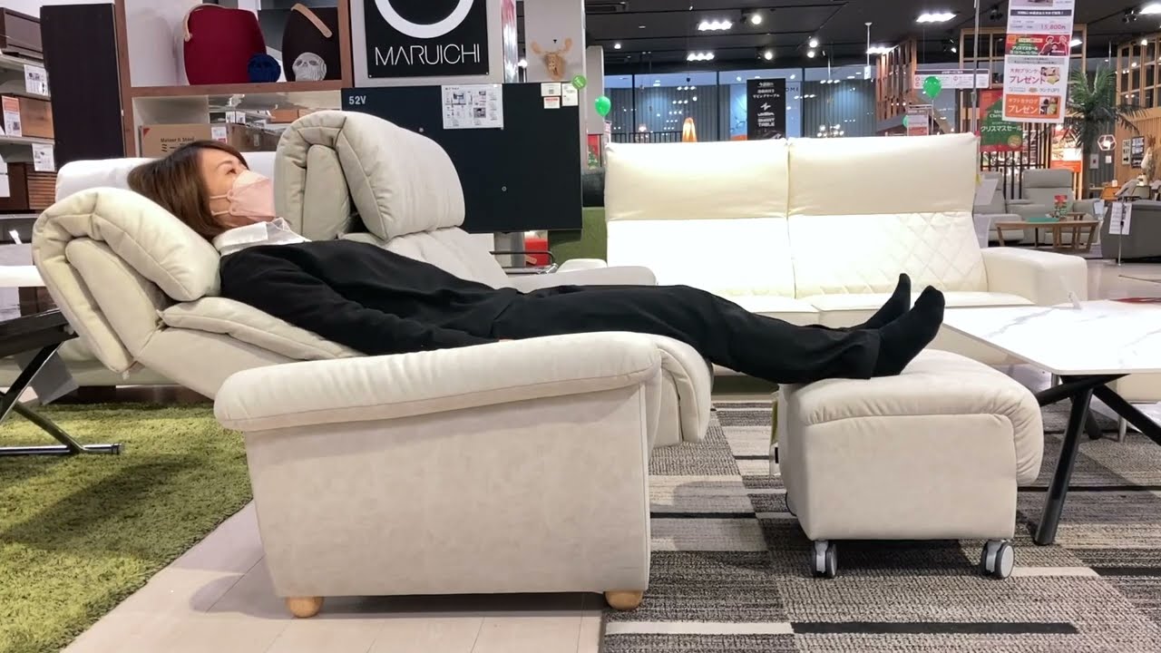 ふんわりと包み込まれるリクライニングソファ「ウィーク2」 - YouTube