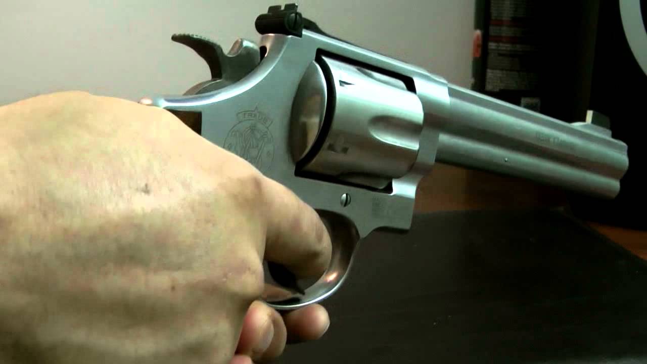実銃射撃17】リボルバーのダブルアクション - YouTube
