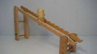 動く木のおもちゃ まゆだまおとし - YouTube