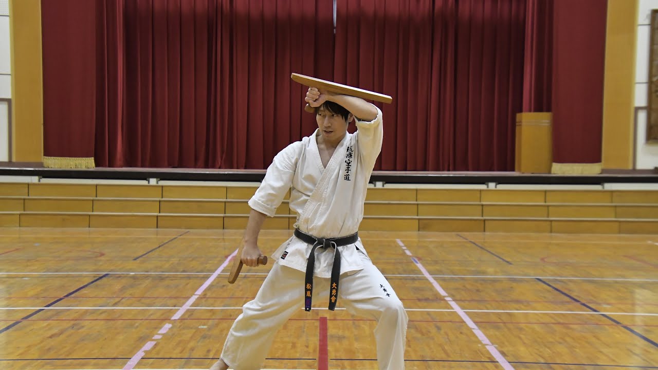 琉球古武道型 浜比嘉トンファー - YouTube