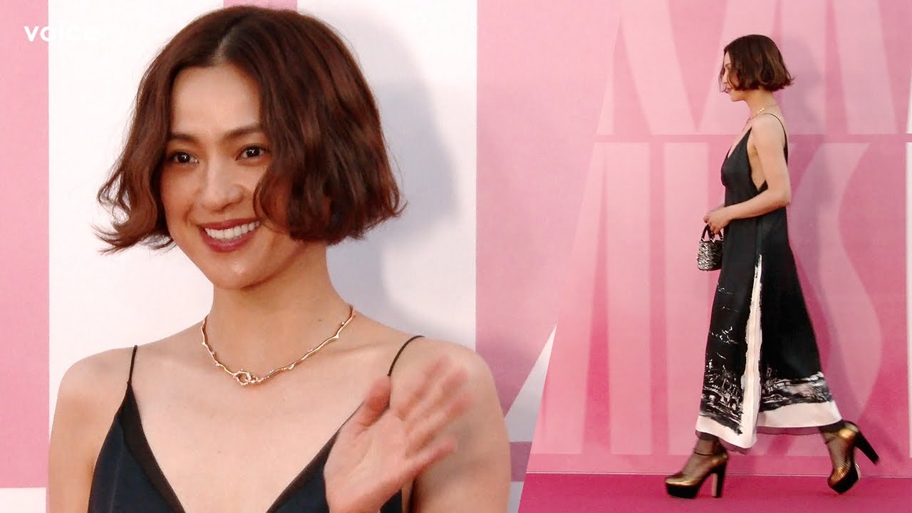 中村アン、シックなドレスで大胆肌見せ：ミス ディオール展覧会 - YouTube