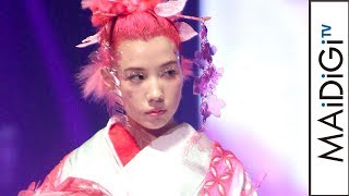 仲里依紗、ピンク髪にド派手な和装 神コレ初出演で“花魁道中” - YouTube