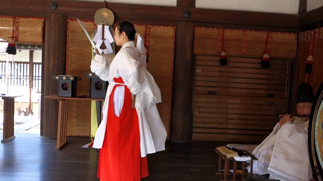奉納神楽 日本刀の舞 - YouTube