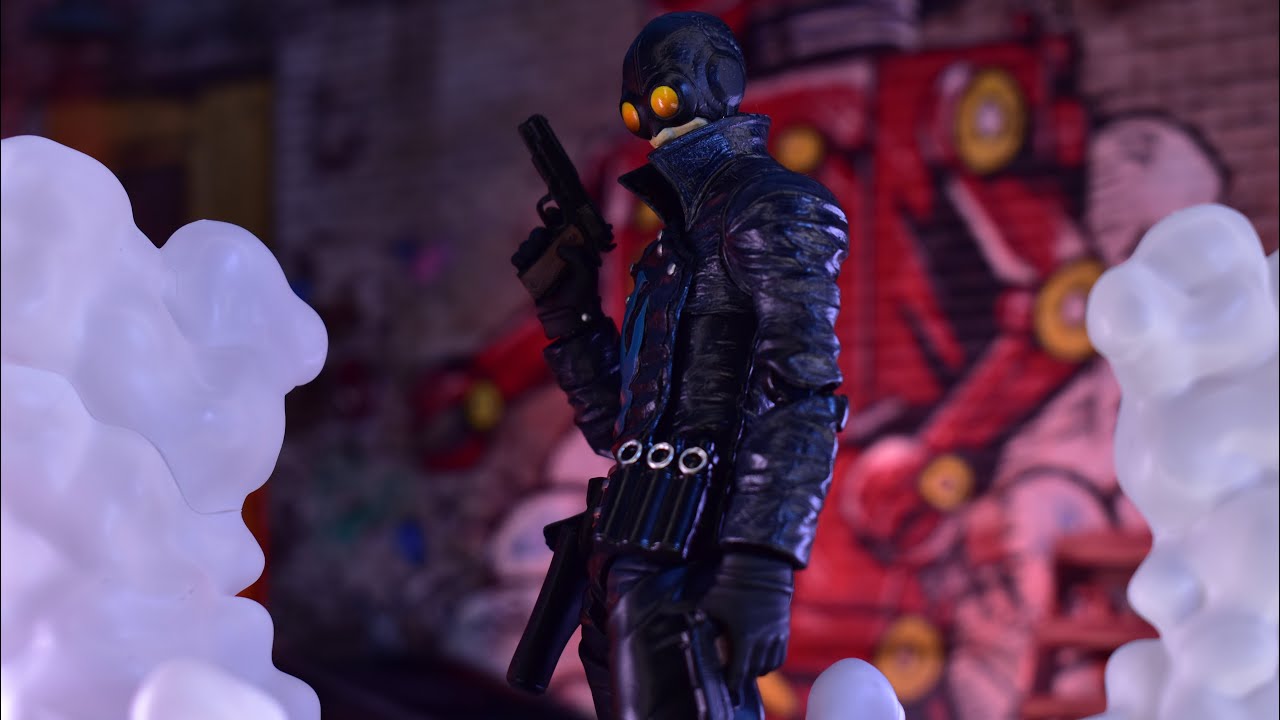 1000Toys Hellboy Lobster Johnson - YouTube