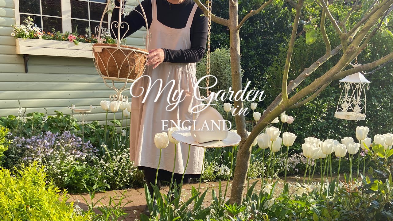 83 Laura Ashley's lovely garden accessories | Planting white