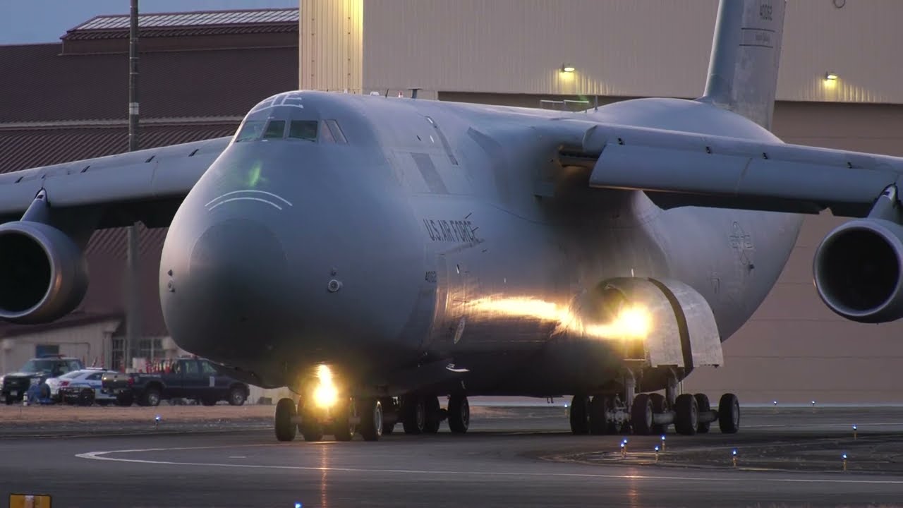 アメリカ空軍大型輸送機 C-5M スーパーギャラクシー 横田基地から離陸