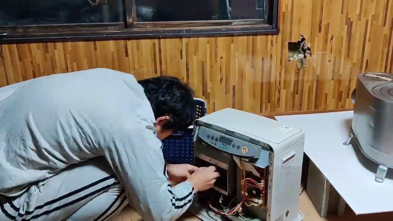 コロナの石油ファンヒータにE0のエラー表示が出た時の対処法 - YouTube