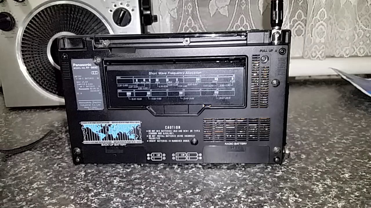 A look at the National Panasonic RF-B65 Shortwave Receiver - YouTube