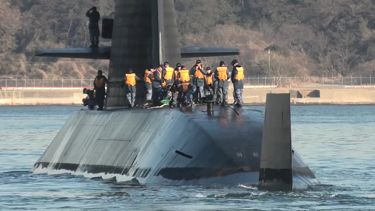 Oyashio-class Submarine Departure】The Iron Whale Heads for the