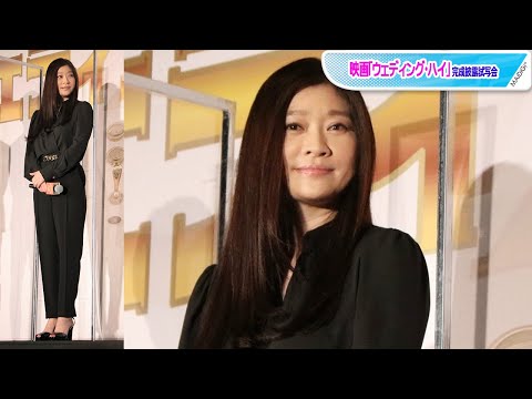 篠原涼子、黒のオールインワンで大人の魅力 ウエストマークでメリハリ