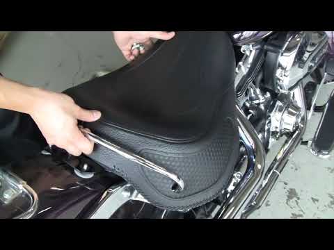 ハーレー ソフテイル デラックス】シートの脱着作業の手順と注意点