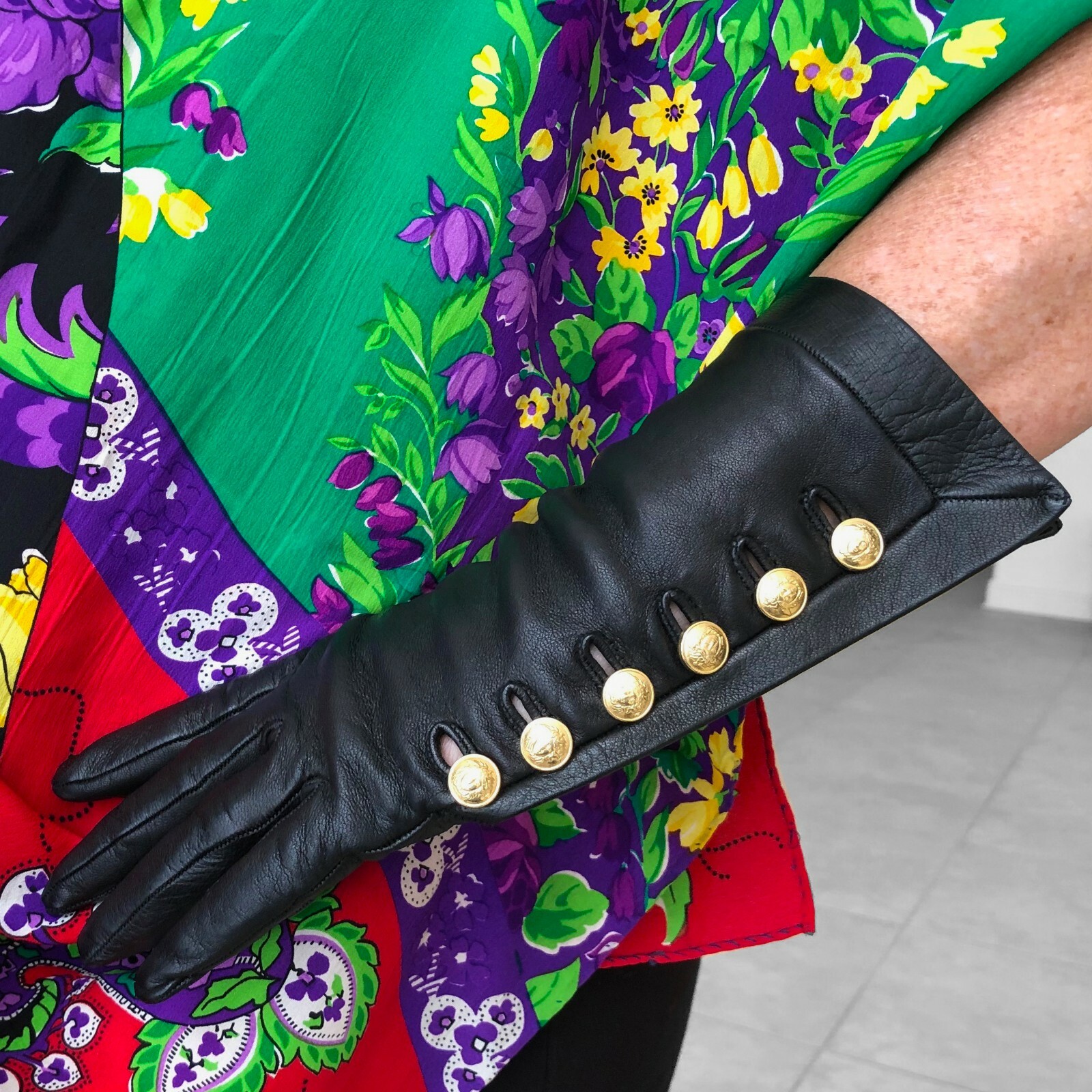 GIANNI VERSACE black leather gloves with 6 gold tone Medusa