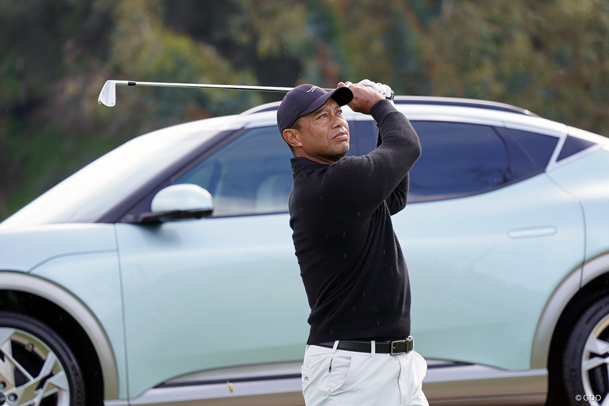 シューズにも“走る虎”マーク ウッズが新ウェア＆クラブで登場 【PGA