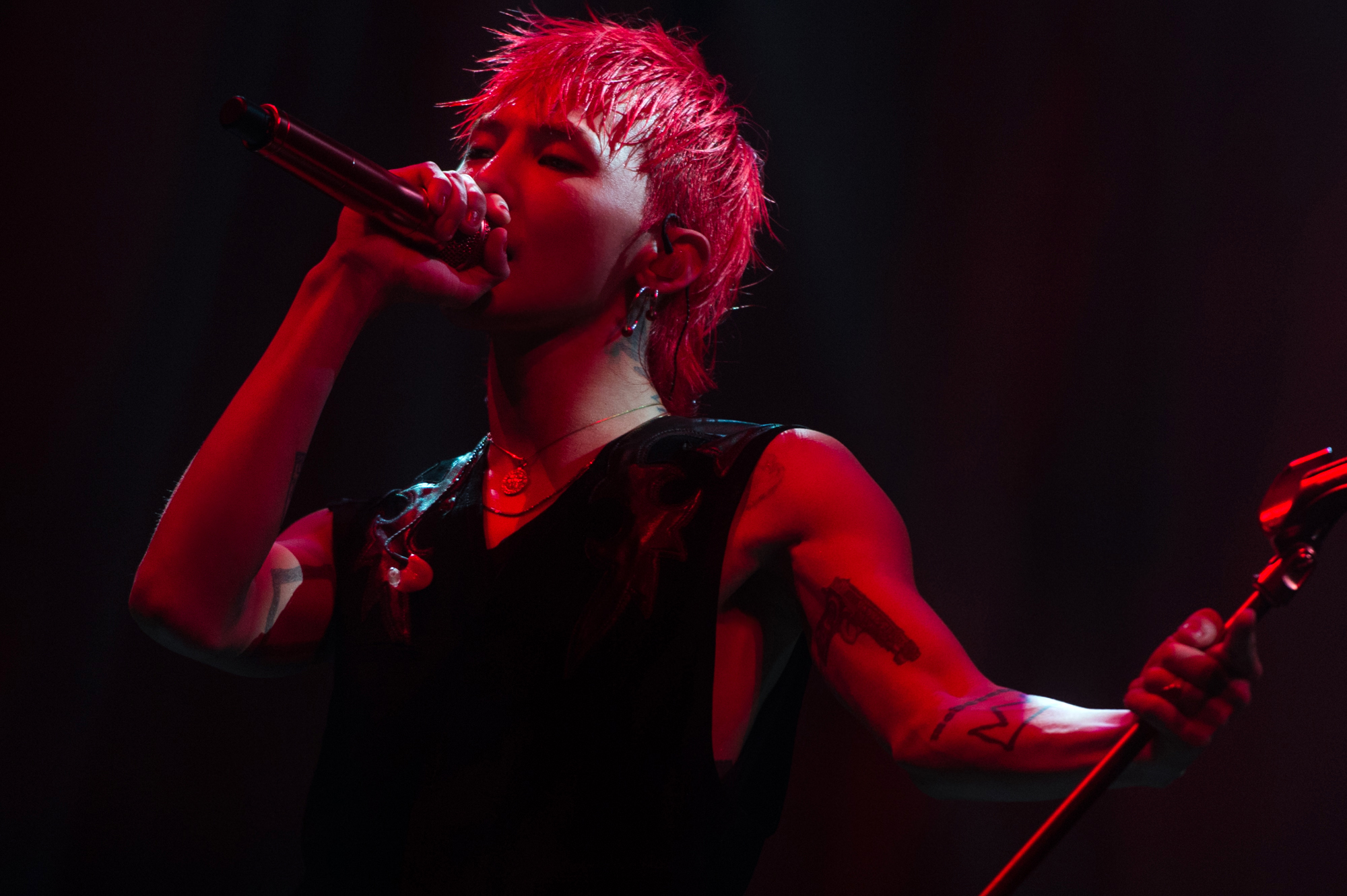 G-DRAGON sets the stage on fire in Paris. – KSTATION TV