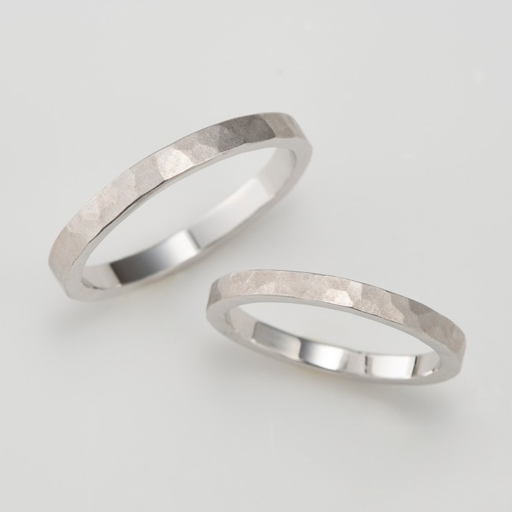 プラチナに鎚目マット（艶消し）を施した結婚指輪｜鶴 (mikoto)