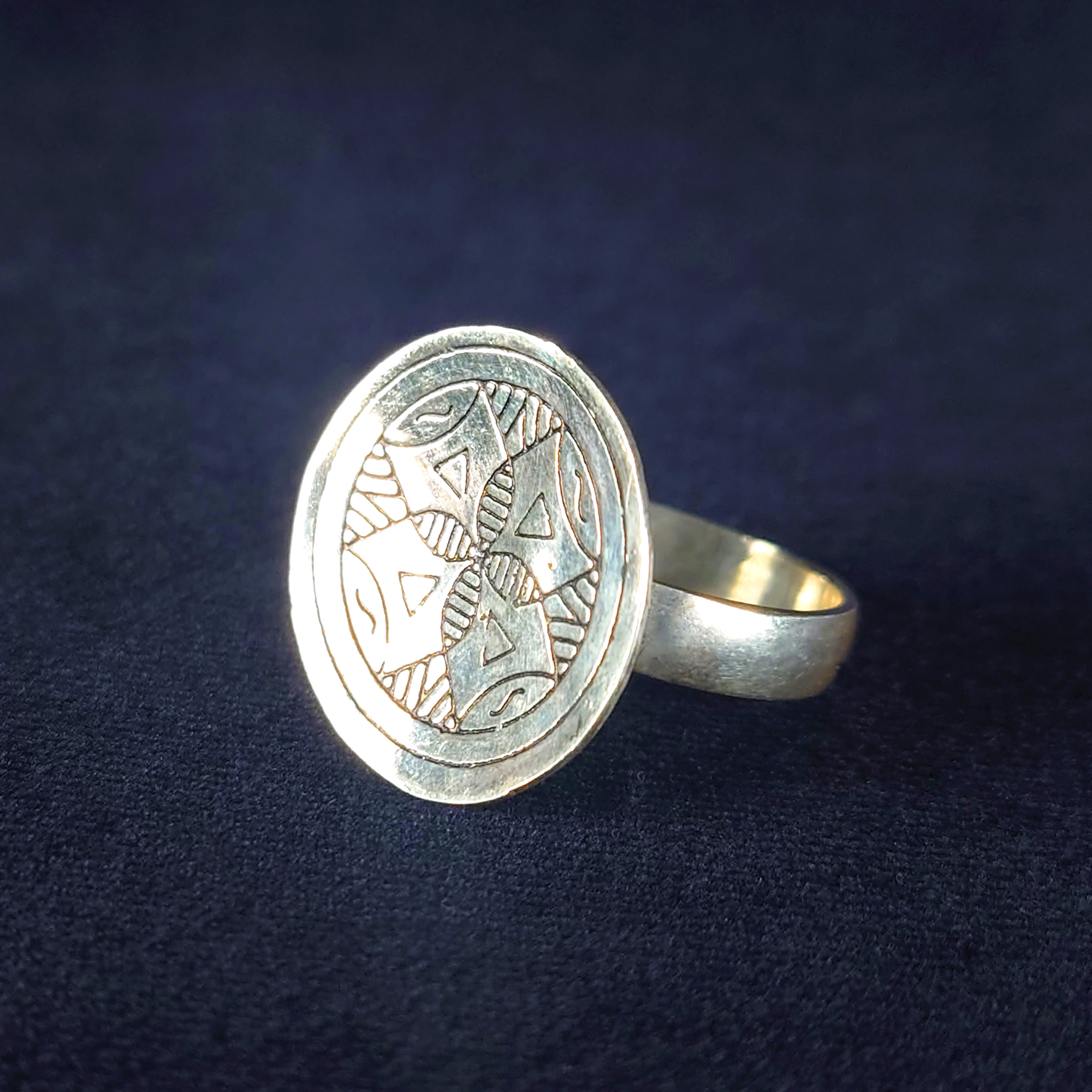 トゥアレグ シルバー リング 円形フェイス モロッコ伝統模様