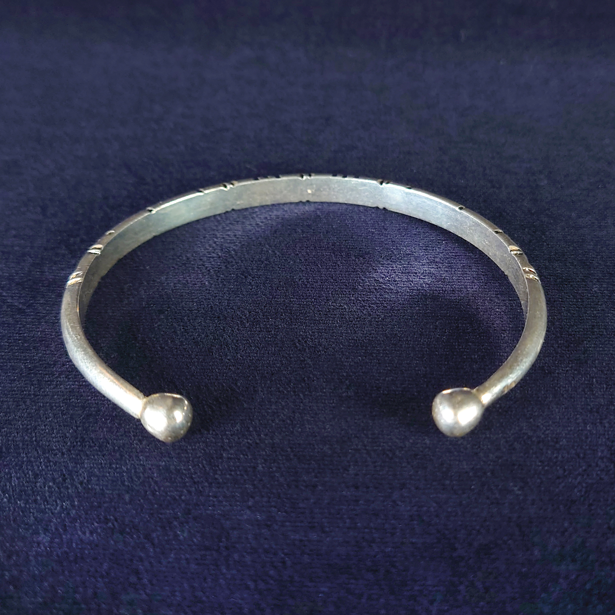 モロッコ直輸入 手彫りバングル – トゥアレグ族の蝶文様シルバー