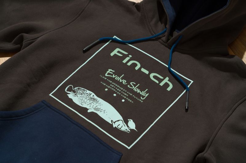 肩が凝らないFin-chのフード付きパーカー「ラビダ スウェット