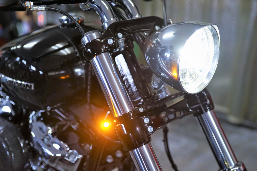 TRIJYA 砲弾型ヘッドライトハウジング ハーレーブレイクアウト