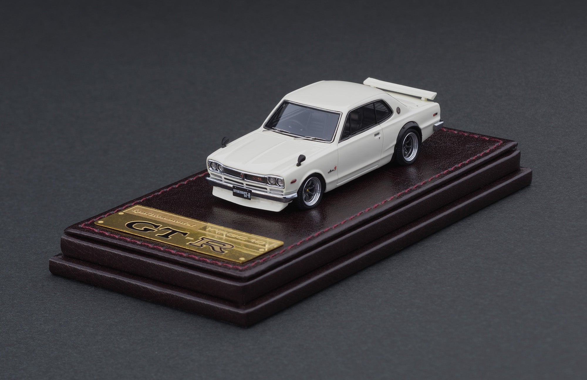 IG2303 Nissan Skyline 2000 GT-R (KPGC10) White – ignition model