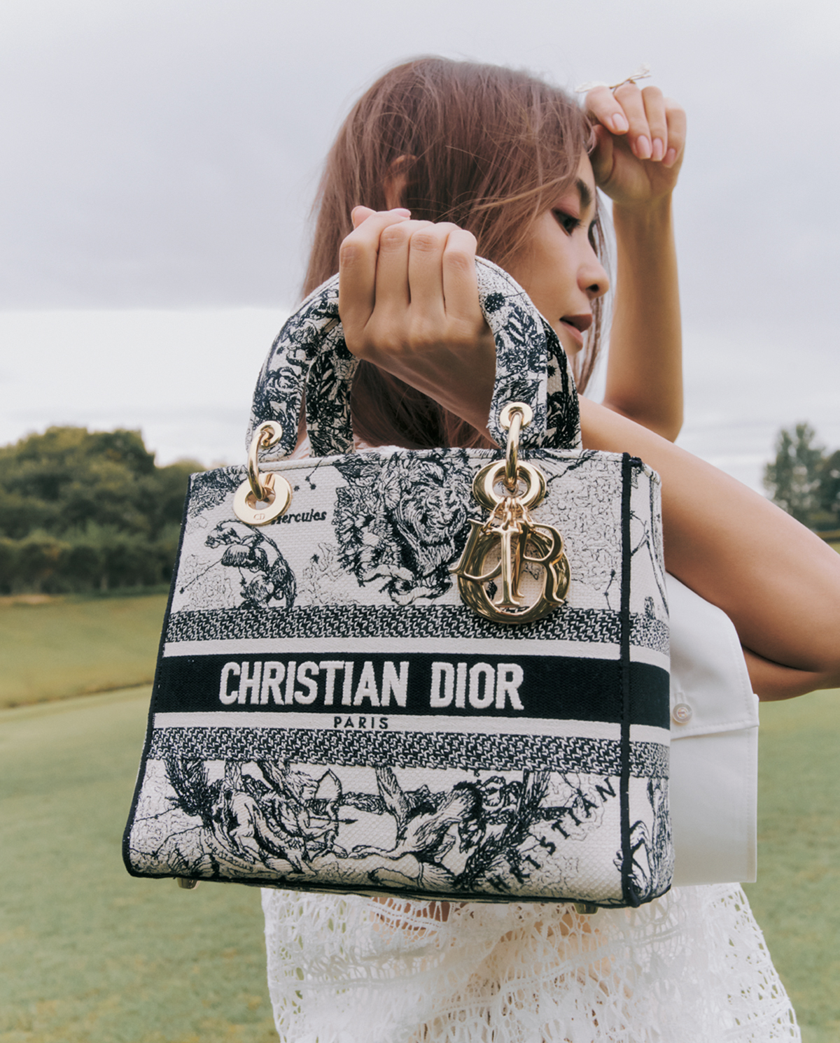 手にした瞬間“レディ”が宿る。大人の【最愛バッグ】 | VERY NaVY