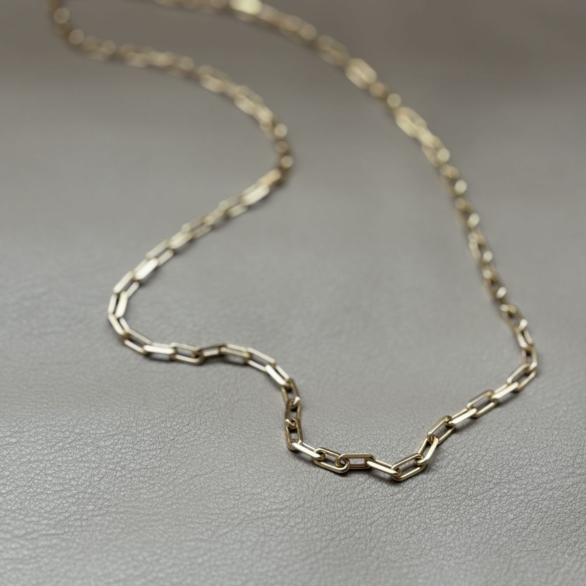 一生ものジュエリー】チェーンネックレスは「サントス ドゥ カルティエ