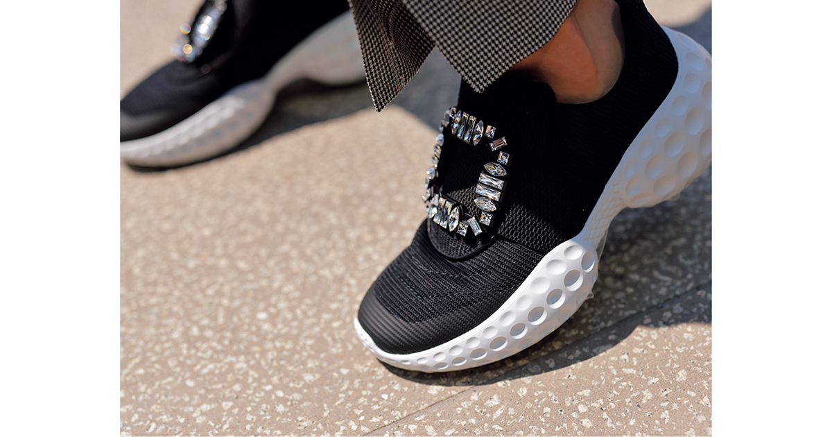 ロジェ】甘口スニーカーが秋も使える！狙い目はブラック | VERY