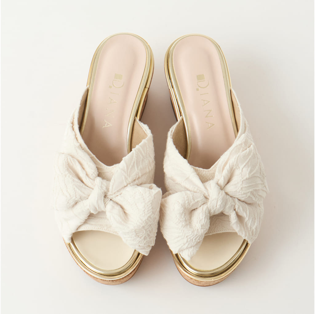 DIANA リボンデザインが目を引く♪ウェッジミュール