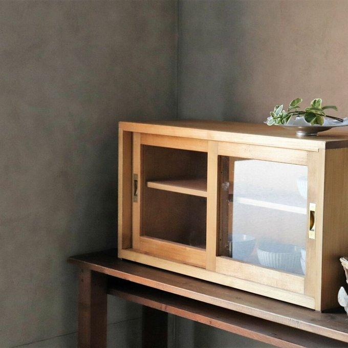 カウンター上の収納棚W70cm（サイズオーダー可）。ガラス引き戸の棚