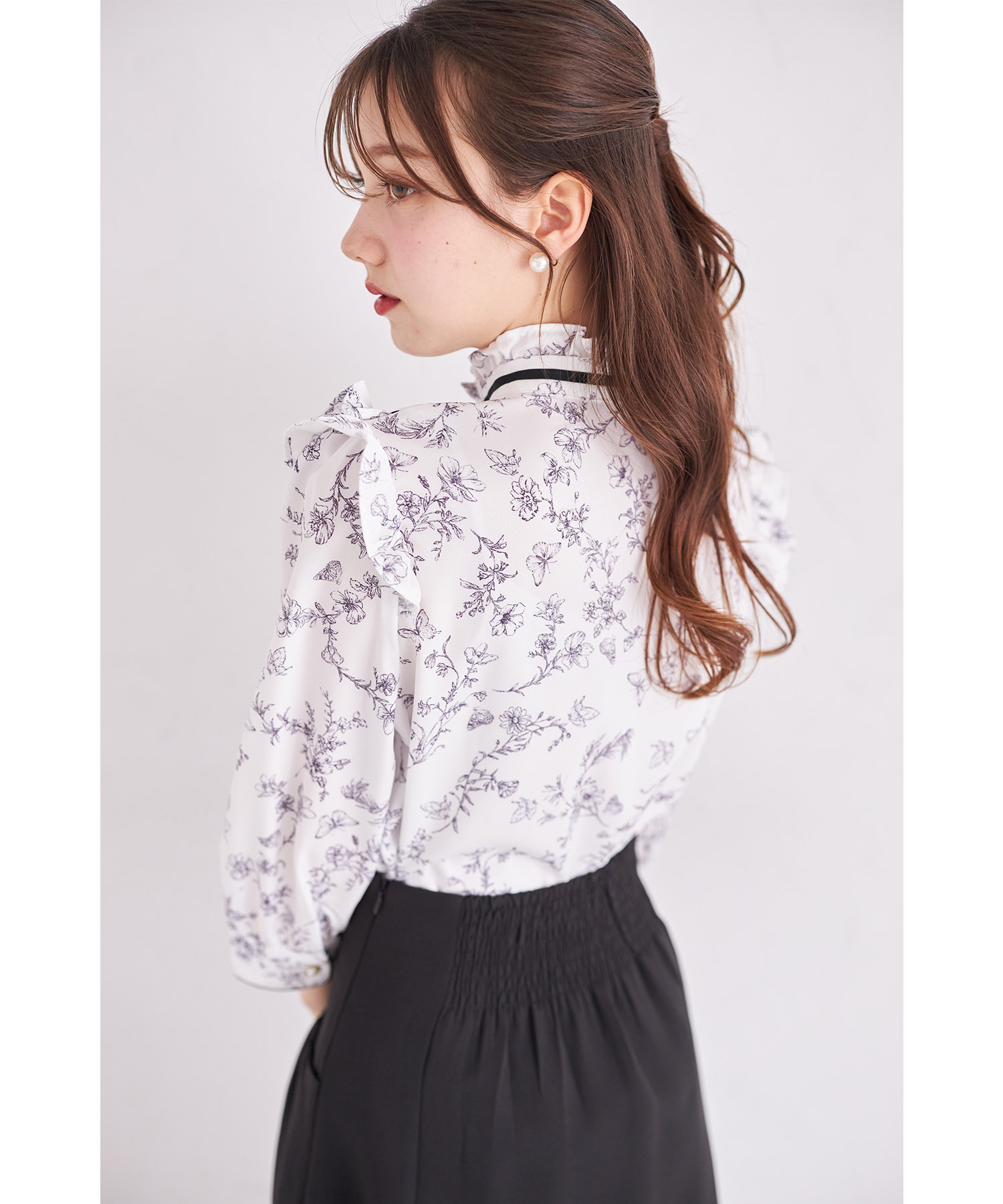 パール釦リボン×フリル付き蝶々トワルドジュイプリントブラウス