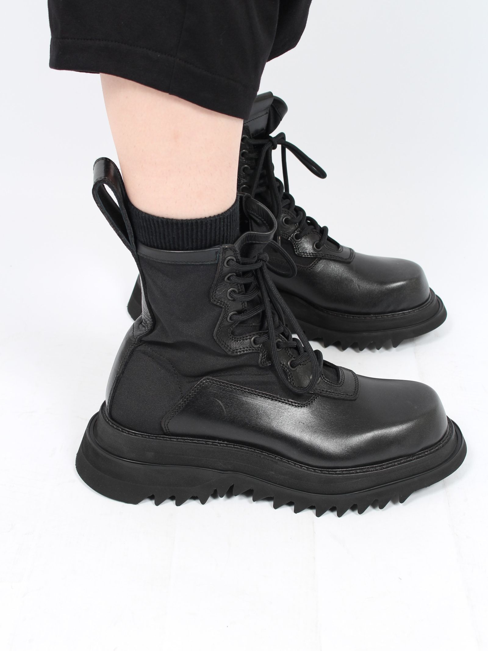 JULIUS - 【24AW】カウスキン レースアップ サイドジップ レザー