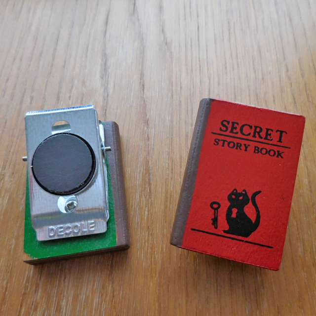 セール】 DECOLE デコレ BOOK マグネットクリップ 木製 猫 本型 磁石