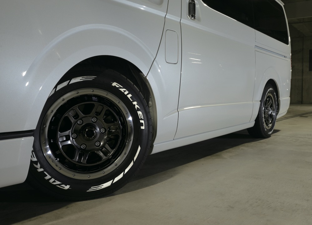 ハイエースでいこう！】FALKEN 「W11」真っ黒キャンバスに映える
