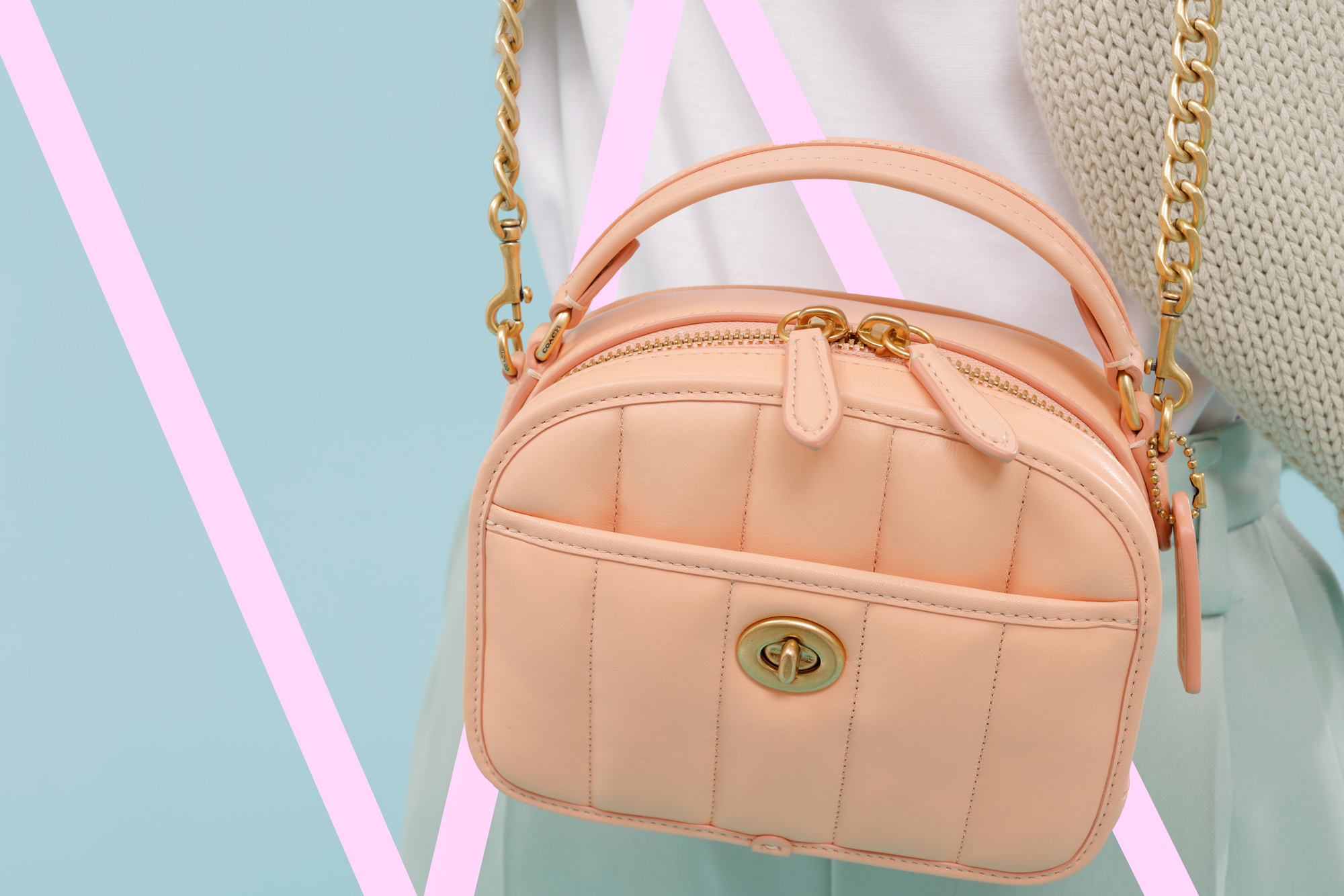 サーモンピンクに心ときめく♡ コーチの新バッグで夏コーデを