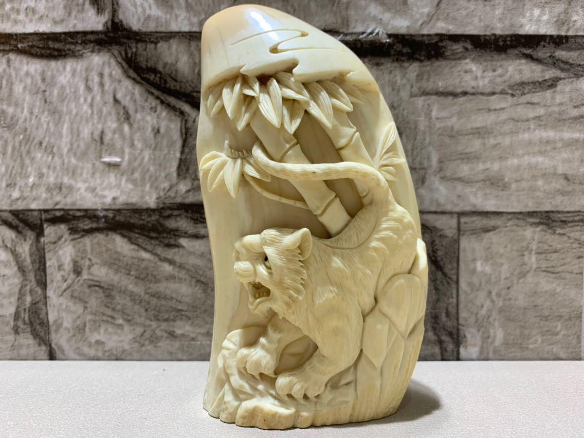 鯨歯 工芸品 ウサギ 彫刻 クリーム色 鯨歯 工芸品 ウサギ 彫刻 クリーム色