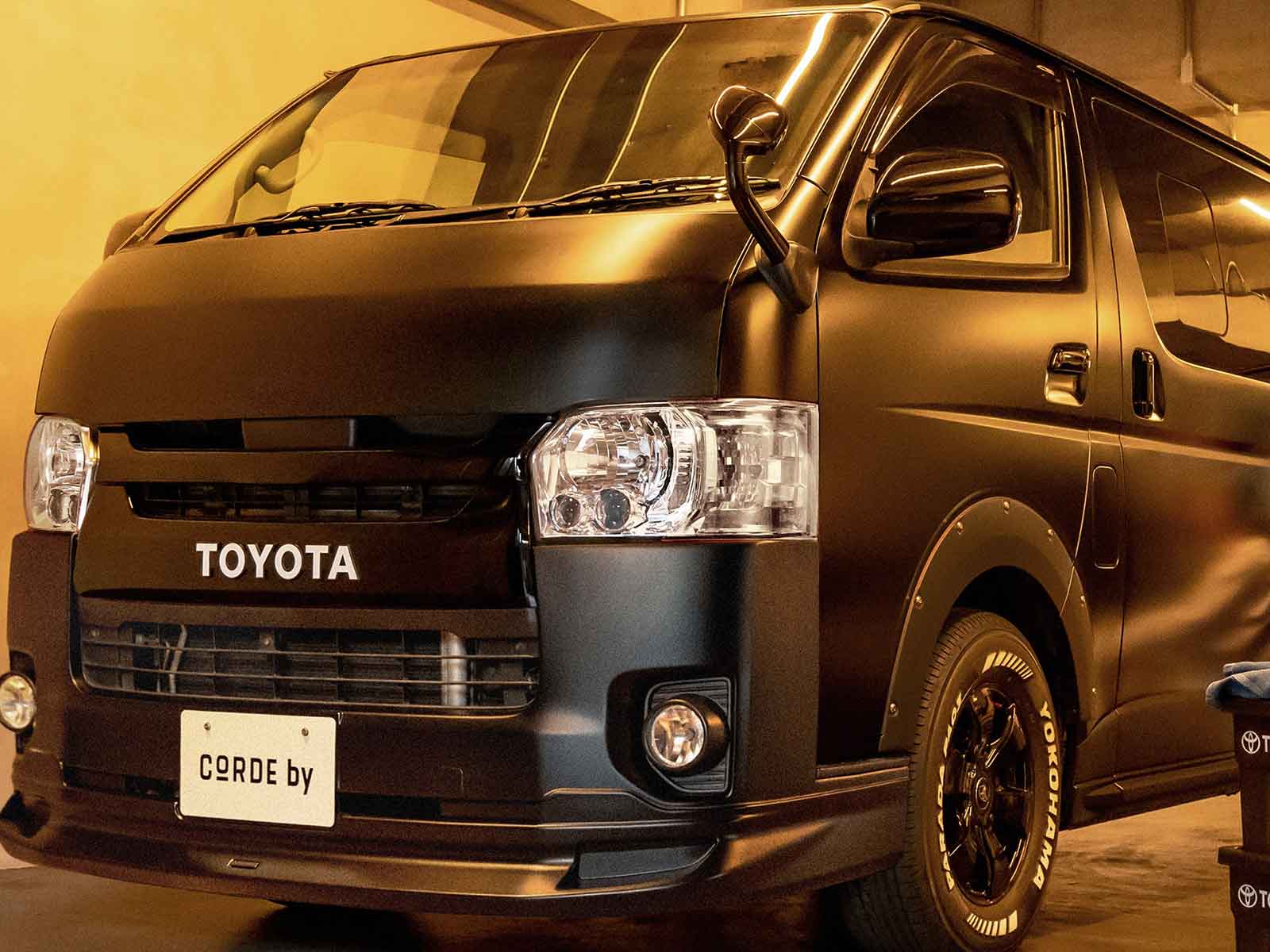 マットブラック仕様がクール！ハイエースのカスタムモデル 年間20台