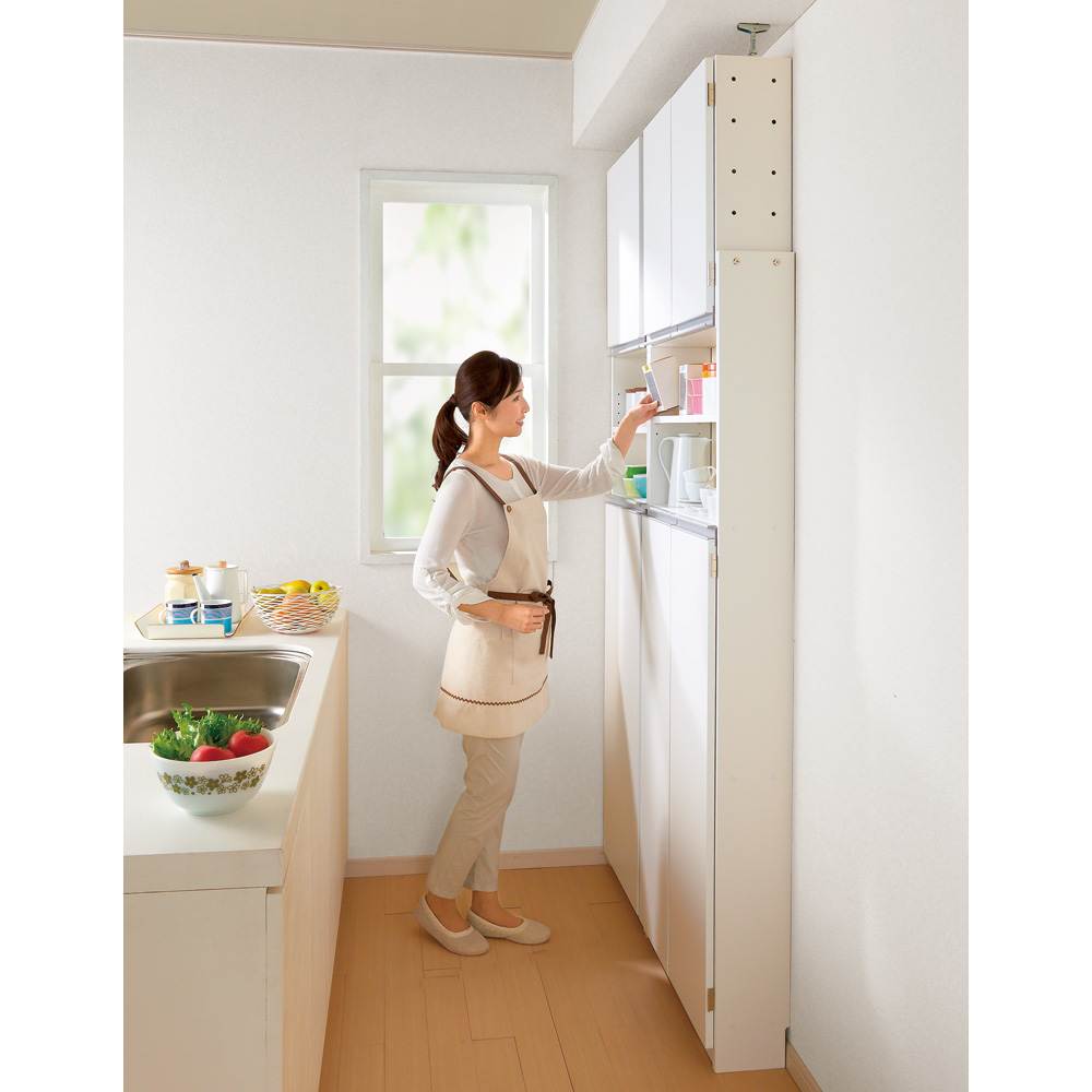 薄型で省スペースキッチン突っ張り収納庫 扉タイプ 幅45cm・奥行19cm