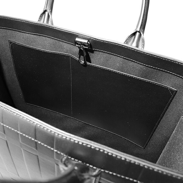 BURBERRY - 新品 バーバリー BURBERRY トートバッグ エンボスドレザー