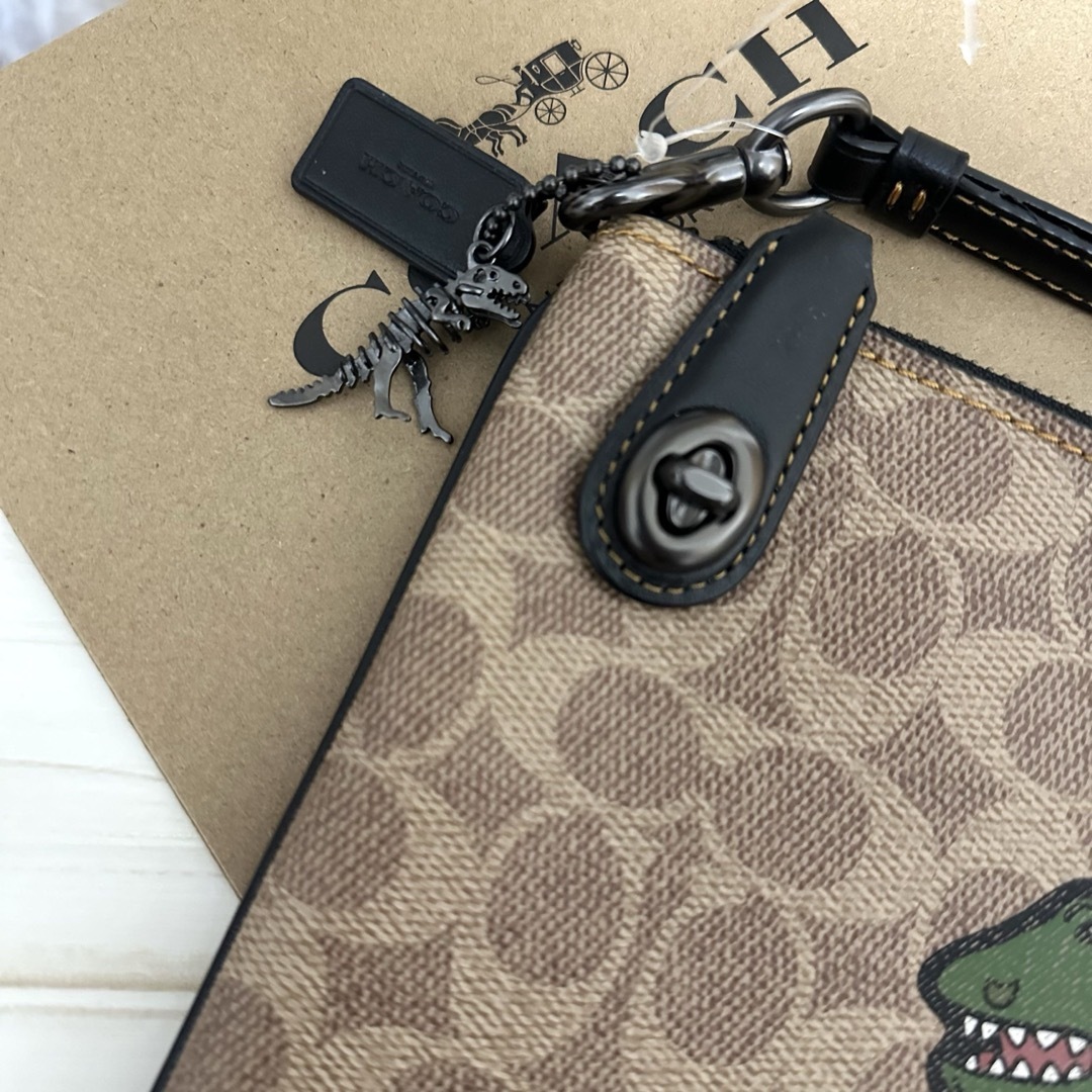 COACH - 新品 希少！COACH コーチ レキシー 恐竜 クラッチバッグ
