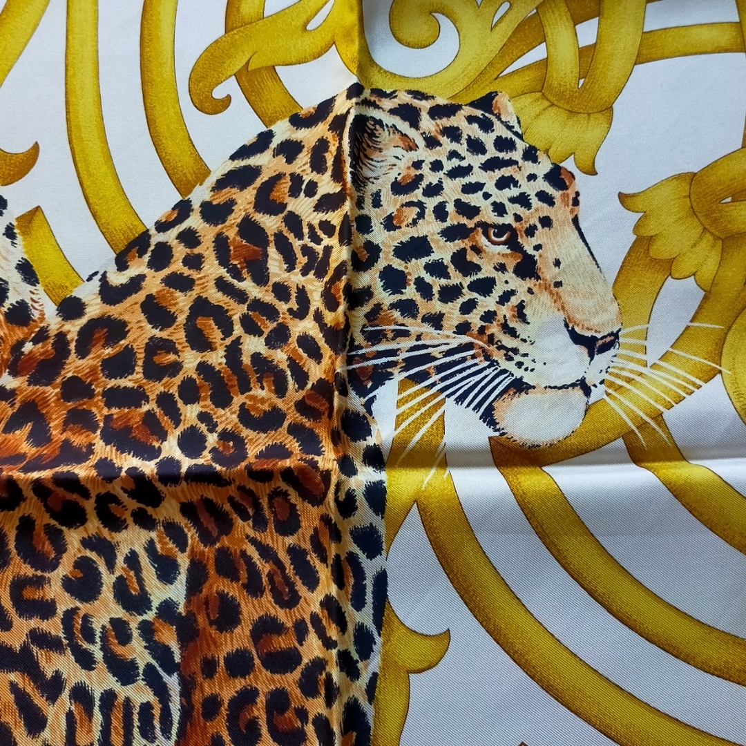 希少 サルヴァトーレフェラガモ シルキースカーフ ヴィンテージ