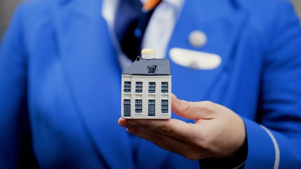 KLMオランダ航空の象徴的なデルフトブルーのミニチュアハウスを入手