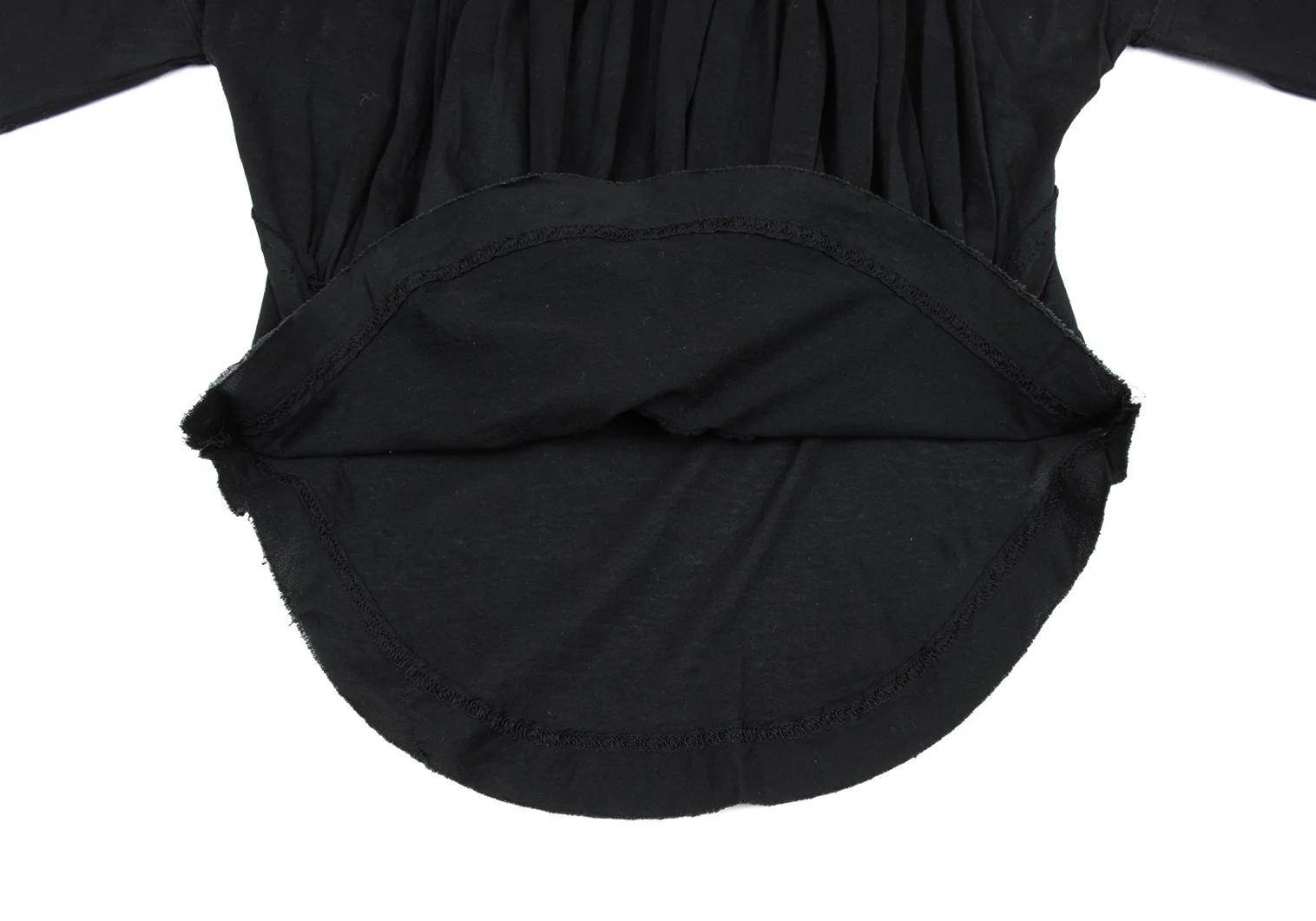 イッセイミヤケISSEY MIYAKE ギャザー切替裁ち切りデザイントップス 黒