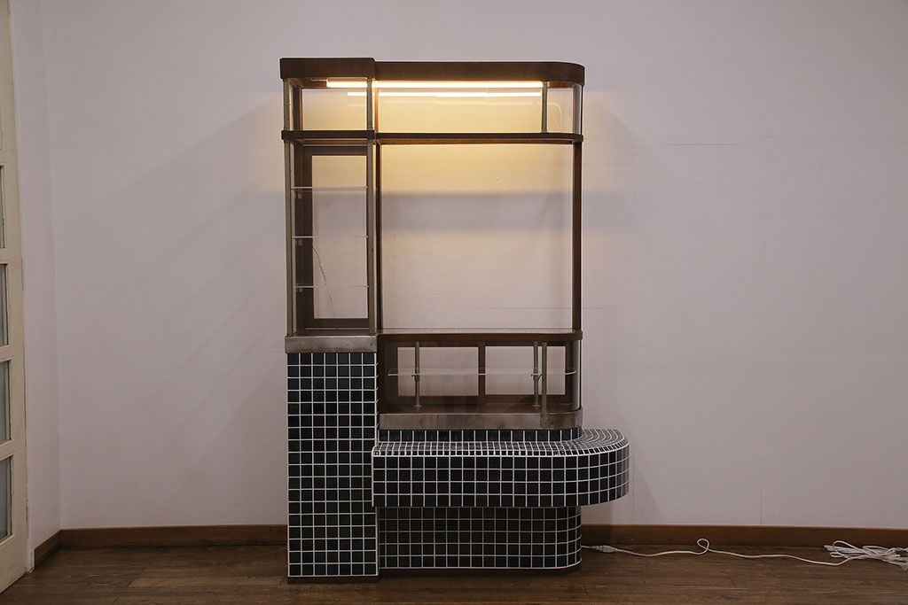 昭和家具 タバコ屋さんのガラスコーナーカウンター 赤と白のショー