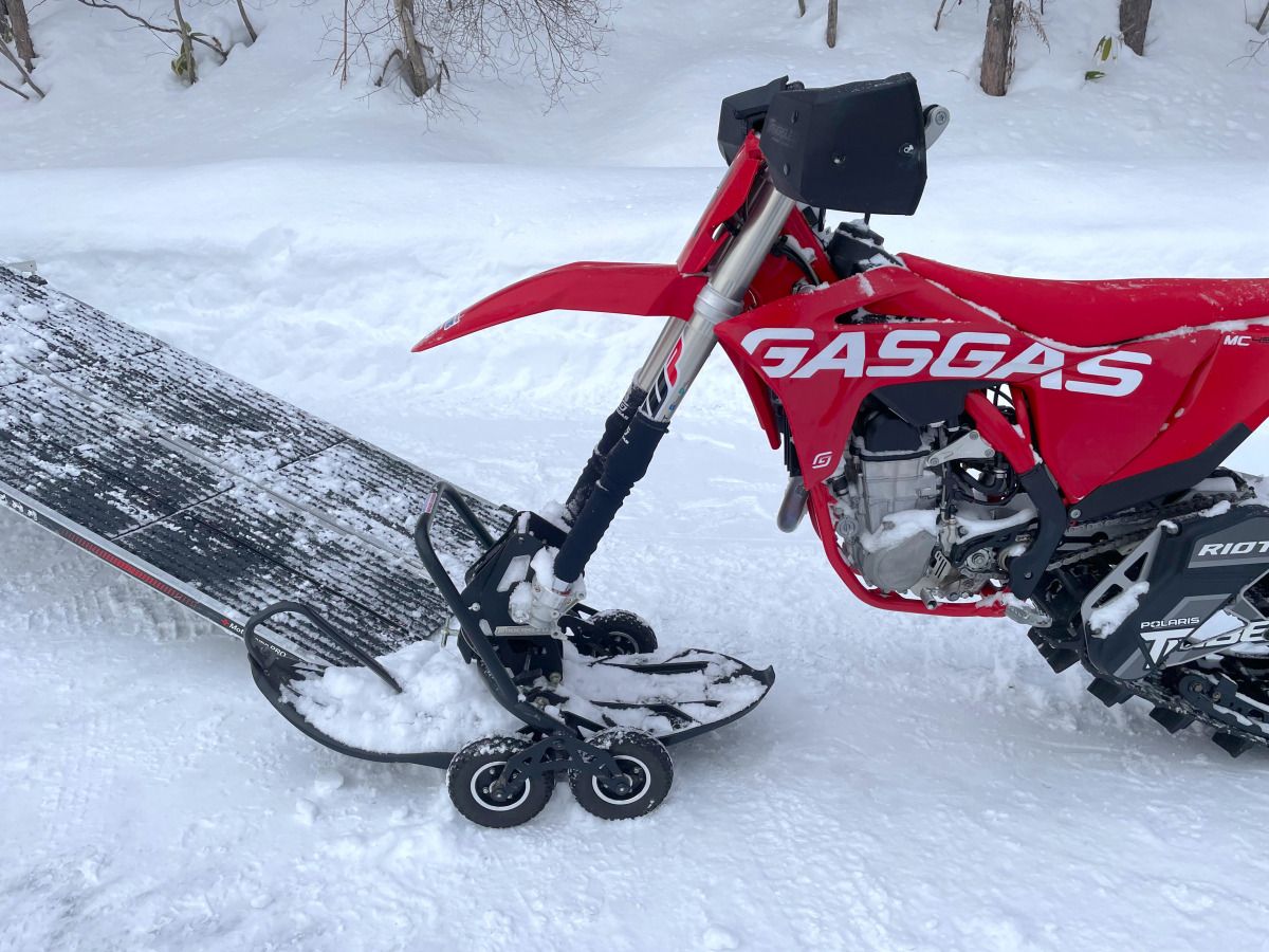 雪道を走れる免許不要のマシン「スノーバイク」とは？ 【価格、乗り方