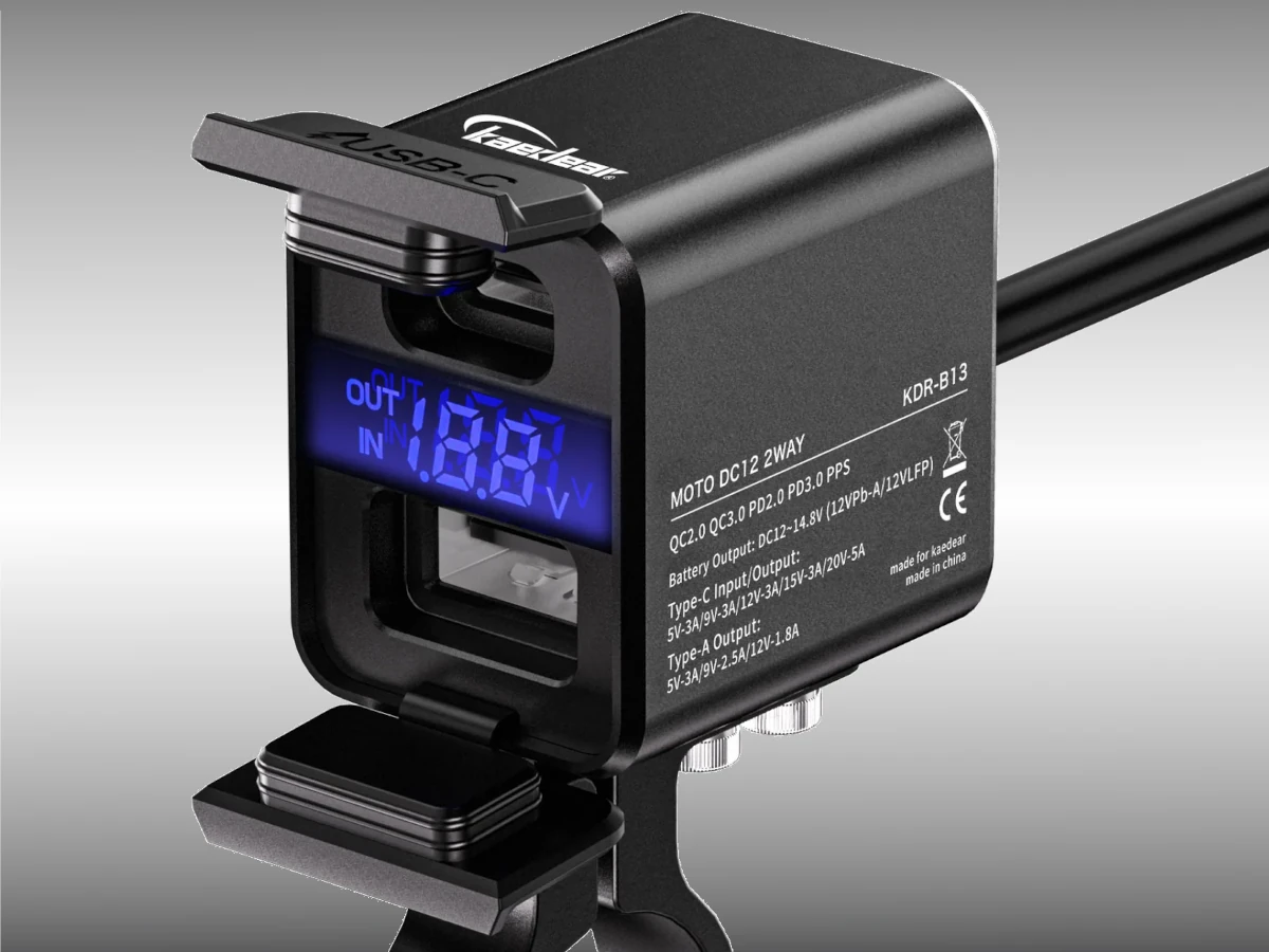 駐車時にバイクのバッテリーが充電可能！ カエディアの「スマート