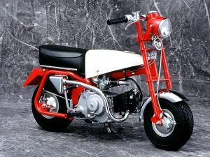 縦型エンジンをダイヤモンドフレームに搭載した、ダックスファミリーの