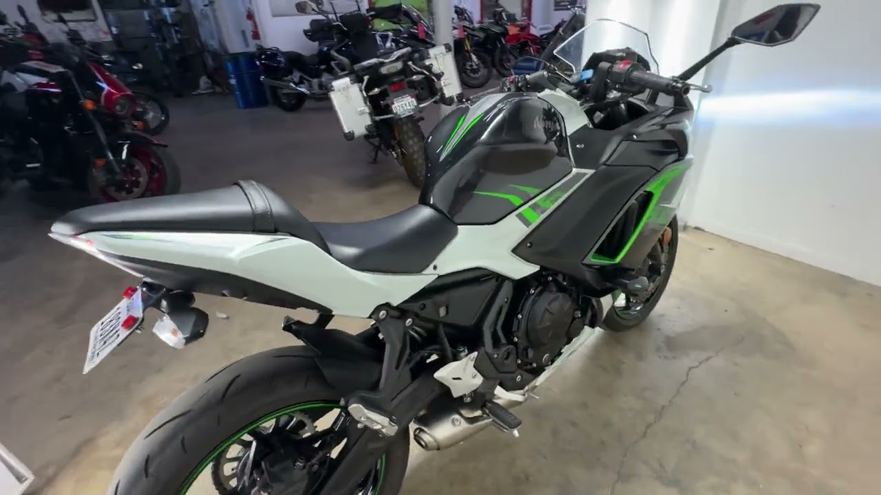 2022-Kawasaki-Ninja-650-Pearl-Robotic-White/Metallic-Carbon-Gray