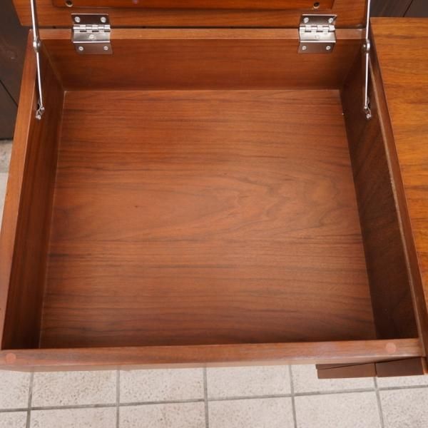 レトロなデザインのemo.(エモ)シリーズのドレッサー&スツール